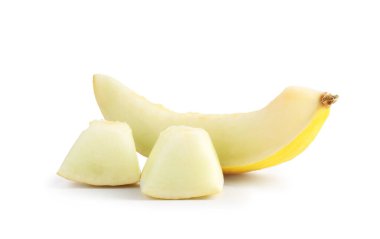 Taze olgun kavun parçaları beyaza izole edilmiş.