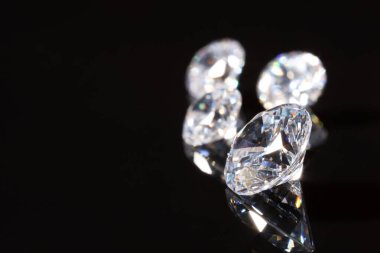 Ayna yüzeyindeki parlak elmaslar siyah arka plana karşı, yakın plan. Metin için boşluk