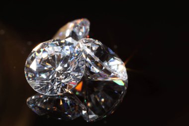 Ayna yüzeyindeki parlak elmaslar siyah arkaplana karşı, yakın plan