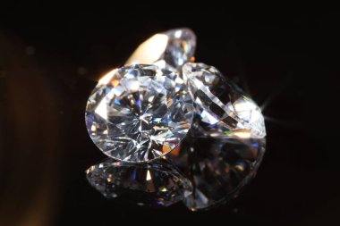 Ayna yüzeyindeki parlak elmaslar siyah arkaplana karşı, yakın plan