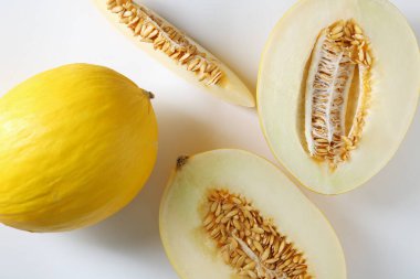 Beyaz zemin üzerinde olgun karpuzlar, düz yatıyordu.