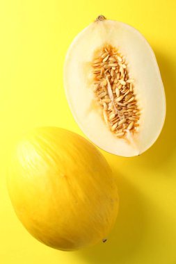 Taze olgun karpuzlar sarı arka planda, düz uzanmış