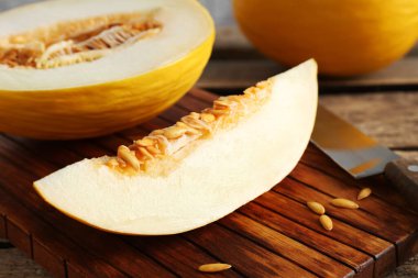 Kesilmiş ve olgunlaşmış karpuzlar ahşap masada, yakın plan