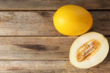 Kesilmiş ve olgun karpuzlar ahşap masada, üst tarafta. Metin için boşluk