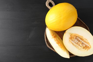 Kesilmiş ve olgun karpuzlar siyah ahşap masada, düz yerde. Metin için boşluk