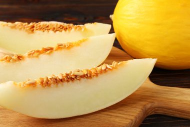 Kesilmiş ve olgunlaşmış karpuzlar ahşap masada, yakın plan