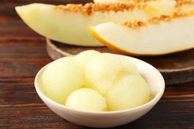 Ahşap masada olgun karpuzu kes, yakın plan.