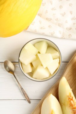 Kesilmiş ve olgunlaşmış karpuzlar beyaz ahşap masada, düz yatıyordu.