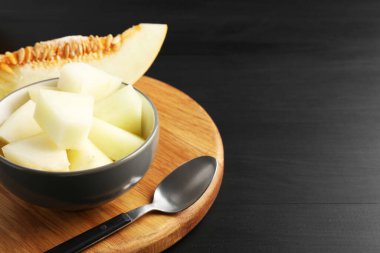 Siyah ahşap masada kasede olgun karpuz, yakın plan. Metin için boşluk