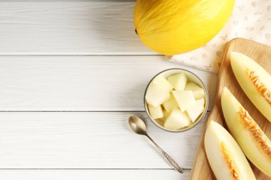 Kesilmiş ve olgunlaşmış karpuzlar beyaz ahşap masada, düz yerde. Metin için boşluk
