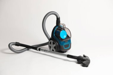 Açık gri arkaplanda bir elektrikli süpürge