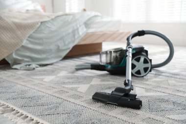 Evin zemininde bir elektrikli süpürge var. Ev aletleri