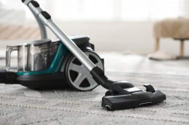 Bir elektrikli süpürge içeride, yakın plan.