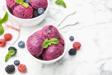 Kasede nefis şerbet, taze böğürtlen ve beyaz mermer masa üzerinde nane. Metin için boşluk