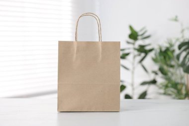 Kraft kese kağıdı açık mermer masa içinde.