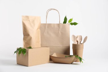 Farklı çevre dostu paketleme ve beyaz arkaplanda bırakmalar