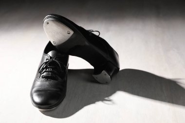 Beyaz ahşap zeminde step dansı için bir çift ayakkabı. Metin için boşluk