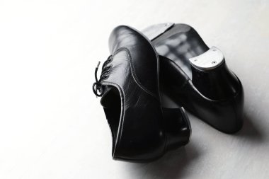 Beyaz ahşap zeminde step dansı için bir çift ayakkabı, yakın plan. Metin için boşluk