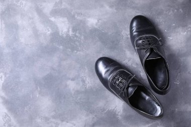 Gri yüzeyde step dansı için bir çift ayakkabı, üst manzara. Metin için boşluk