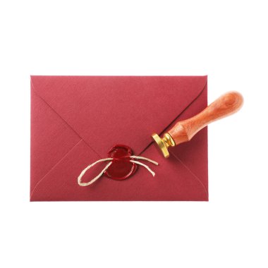 Balmumu pulu ve kırmızı zarf beyaz, üst görünümde izole edilmiş.