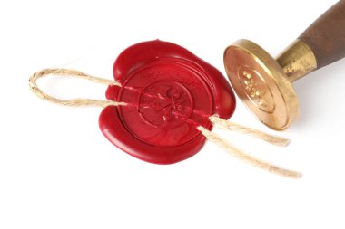 Güzel balmumu mühür ve kırmızı mühür beyaz üzerine izole edilmiş sicim, üst görünüm