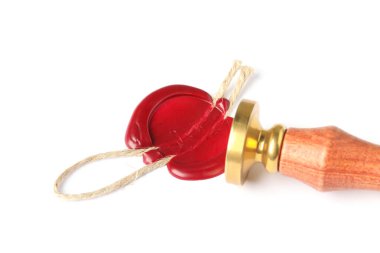 Güzel balmumu mühür ve kırmızı mühür, beyaz iplikle izole edilmiş.