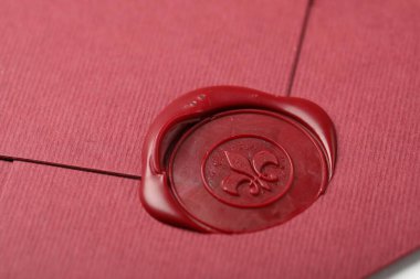 Arka plan olarak kırmızı balmumu mühürlü güzel zarf, yakın plan