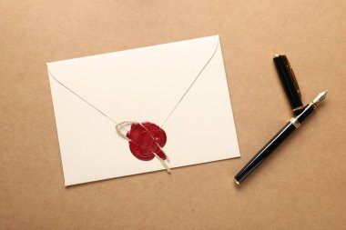 Üzerinde balmumu mühür, sicim ve dolmakalem olan güzel bir zarf.