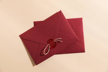 Balmumu mühürlü güzel zarflar ve bej arka planda sicim, üst manzara