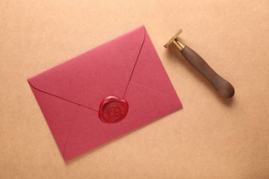 Güzel bir balmumu mühür ve bej kaplamalı bir zarf.