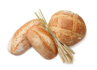 Beyaz arka planda farklı ekmek türleri ve dikenler, üst görünüm