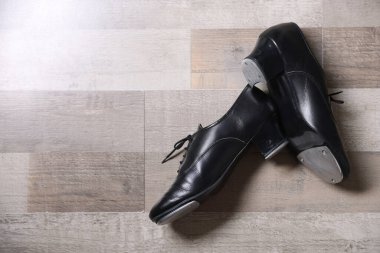 Zeminde step dansı için bir çift ayakkabı, düz yatış. Metin için boşluk