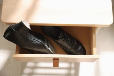 Çekmecede step dansı için bir çift ayakkabı.