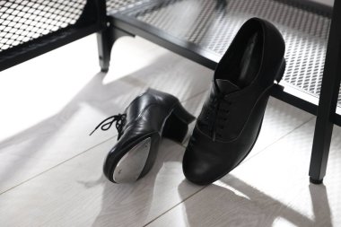 Ayakkabı deposunun yanında step dansı için bir çift ayakkabı.