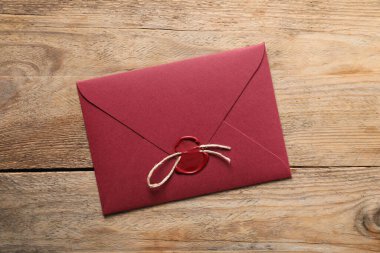 Balmumu mühür ve sicimle ahşap masa, üst manzara