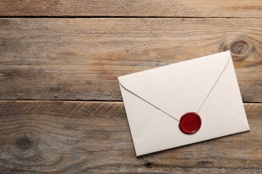 Tahta masanın üzerinde balmumu mühür olan zarf, üst manzara. Metin için boşluk