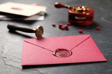 Balmumu mühür ve damgalı zarf siyah masa, yakın çekim