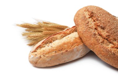 Beyaza izole edilmiş farklı ekmek ve buğday dalları.