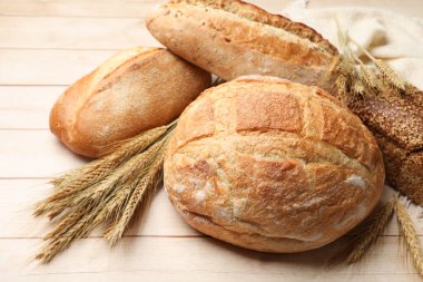 Tahta masada farklı ekmek ve buğday çivileri, yakın plan.