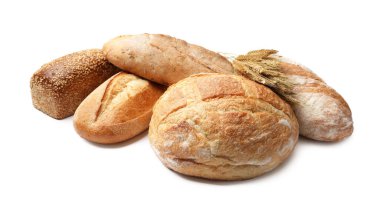 Beyaza izole edilmiş farklı ekmek ve buğday dalları.