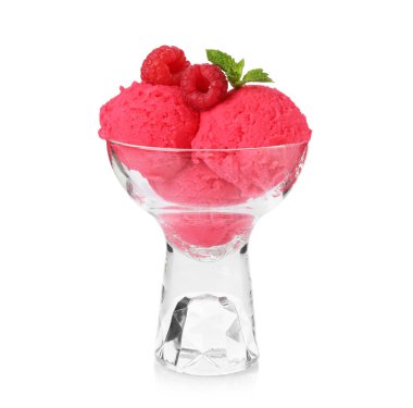 Lezzetli ahududu şerbeti, taze böğürtlen ve beyaz üzerine izole edilmiş nane.