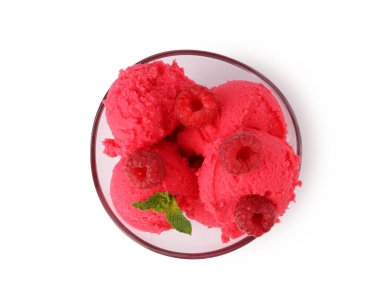 Lezzetli ahududu şerbeti, taze böğürtlen ve nane şekeri, beyaza izole edilmiş, üst manzara.