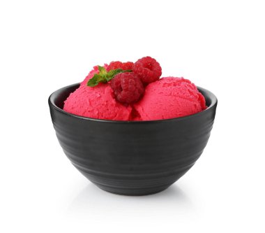 Lezzetli ahududu şerbeti, taze böğürtlen ve nane şekeri.