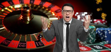 Kızgın kumarbaz, kumarhane fişleri ve rulet. Pankart tasarımı