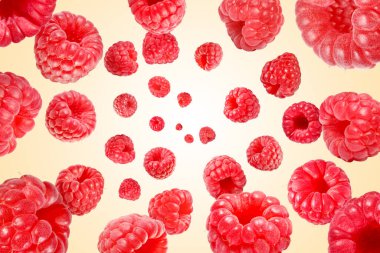 Bej arka planda havada dönen taze ahududular.