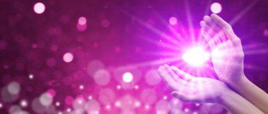 Pembe arka planda parlak ışık yaratan adam, afiş tasarımı. Aura, ruhani uygulama.