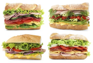 Birçok lezzetli sandviç beyaz sette izole edilmiş.