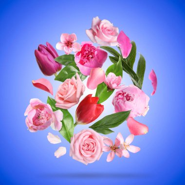 Güzel bahar çiçekleri ve yaprakları mavi arka planda