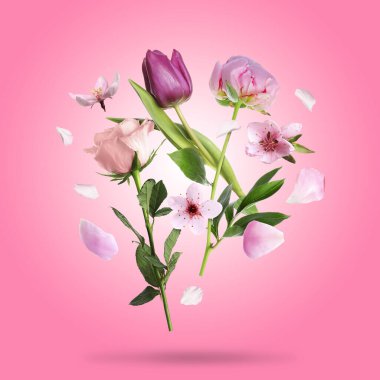 Pembe arka planda güzel bahar çiçekleri ve yaprakları