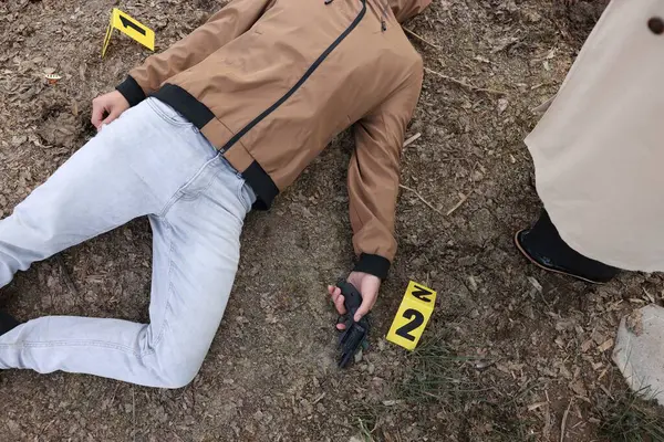 Adli tıp uzmanlığı. Dedektif, cesedin yanında, dışarıdaki suç mahallinde.